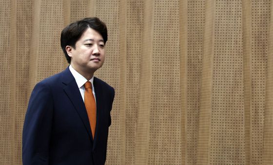 대표직 사퇴 기자회견 위해 이동하는 이준석