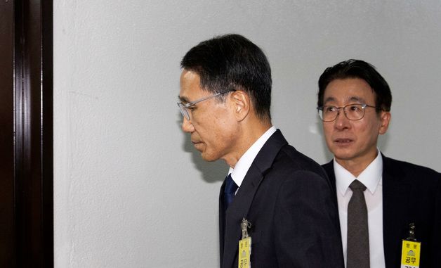 국회 정보위 출석하는 유재성 직무대행
