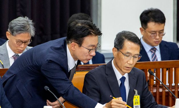 자료 살펴보는 유재성 직무대행