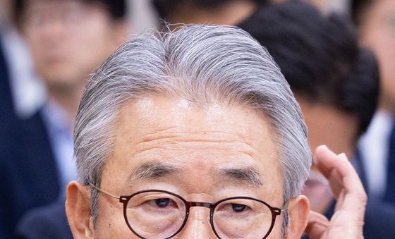 질의 경청하는 강호동 농협중앙회장