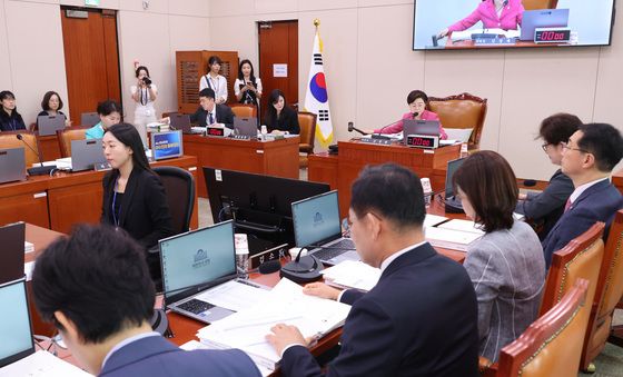 안건 상정하는 김정재 위원장