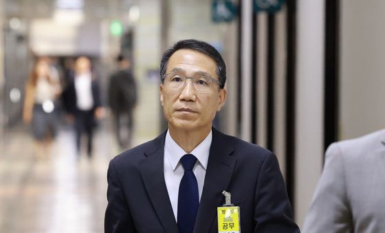 정보위 전체회의 출석하는 유재성 직무대행
