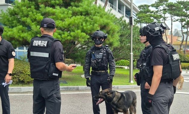 폭발물 수색하는 경찰특공대