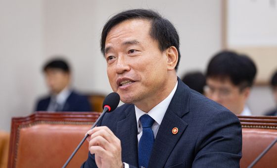 답변하는 김종철 방미통위원장