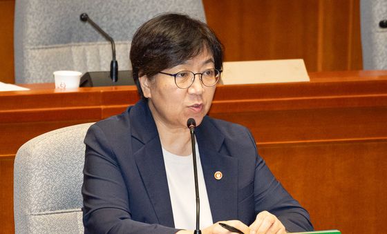 답변하는 정은경 보건복지부 장관