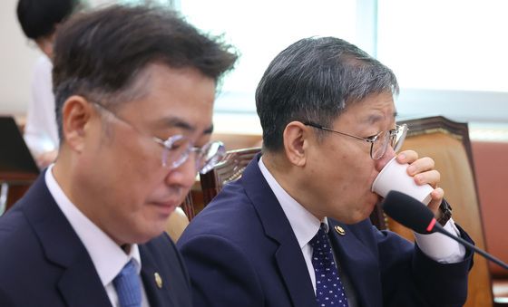 목 축이는 노경필 법원행정처장