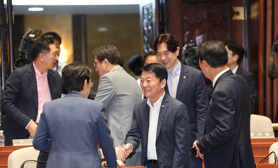 인사 나누는 안철수 의원
