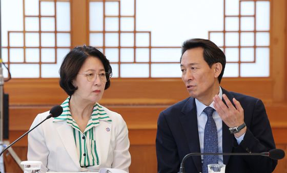대화 나누는 추미애 경기도지사·우상호 강원도지사