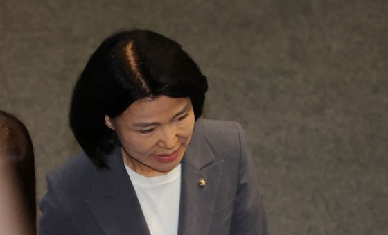 본회의 참석하는 이진숙 의원