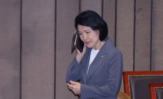 본회의 참석하는 이진숙