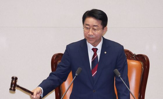 의사봉 두드리는 조정식 의장