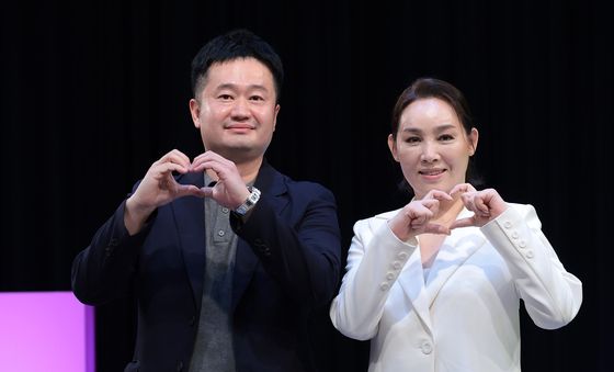 포즈 취하는 최민선 대표와 양수경