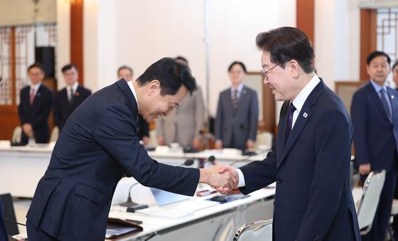 악수 나누는 이재명 대통령·오세훈 서울시장