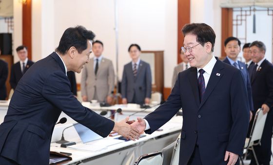 이재명 대통령, 오세훈 서울시장과 악수