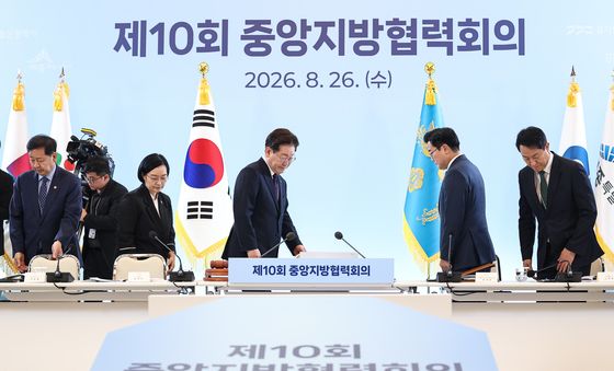 자리에 착석하는 이재명 대통령