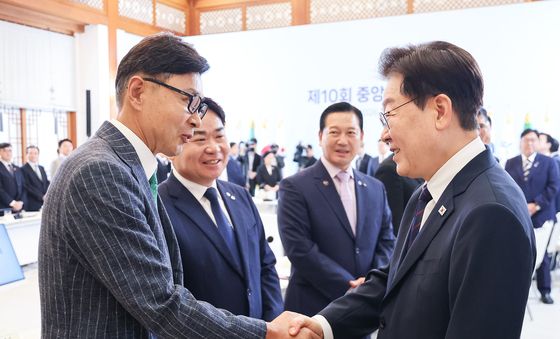 인사 나누는 이재명 대통령·김철우 보성군수
