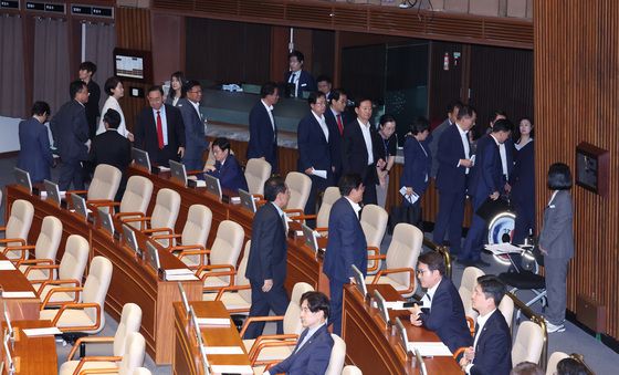 '이진숙 제명 결의안 상정' 퇴장하는 국민의힘