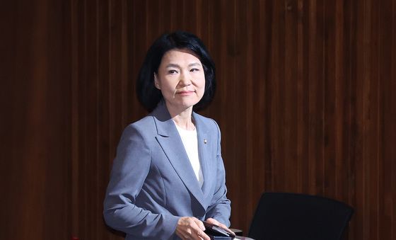 본회의 퇴장하는 이진숙