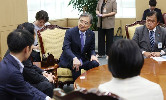 조현 외교장관 만난 일본 의원단…한일 현안 논의