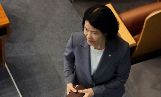 본회의장 나서는 이진숙 의원