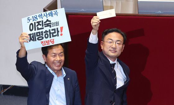 이진숙 제명 결의안 투표하는 신장식·윤종오