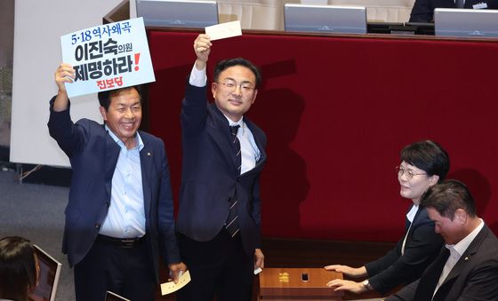 투표하는 신장식·윤종오