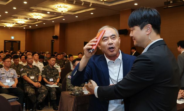 국군사관학교 공청회서 발언권 요구하는 예비역 육군대령