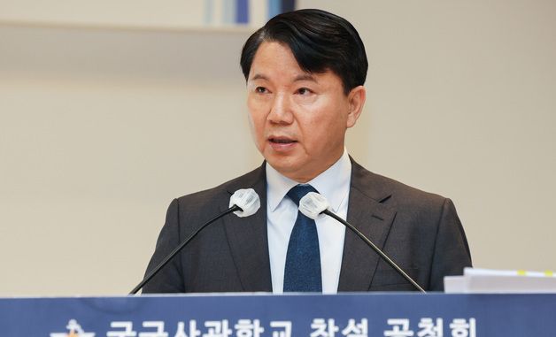 국군사관학교 창설 공청회서 발언하는 김홍철 정책실장
