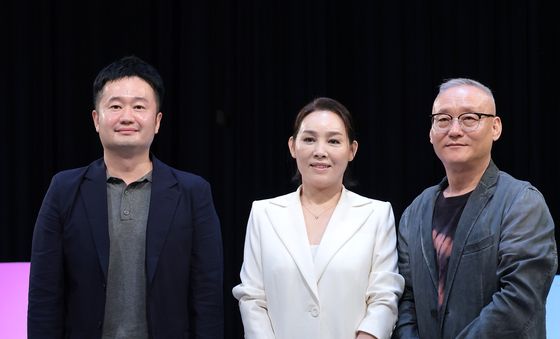 포즈 취하는 최민선 대표·양수경·이시찬 감독