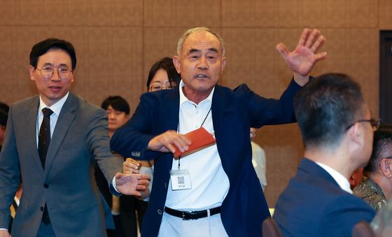국군사관학교 창설 공청회 발언 요청하는 오상봉 예비역 육군대령
