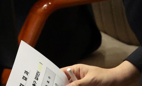 '5·18 폄훼논란' 이진숙 제명촉구 결의안 與주도 본회의 통과