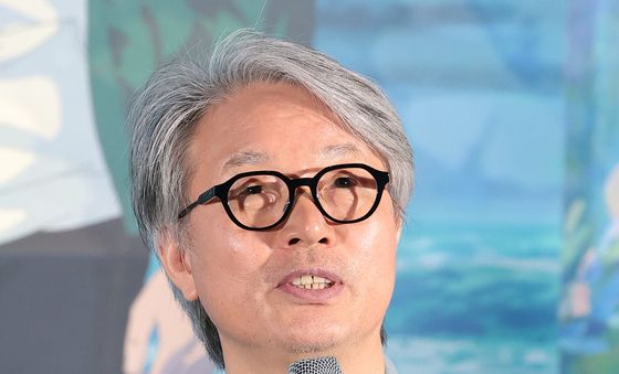 취재진 질문에 답하는 안재훈 감독