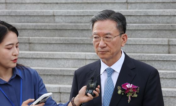 취재진 질문에 답하는 정성호 장관