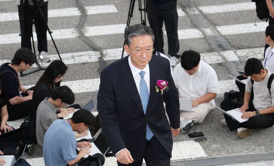 이임식 마치고 이동하는 정성호 장관
