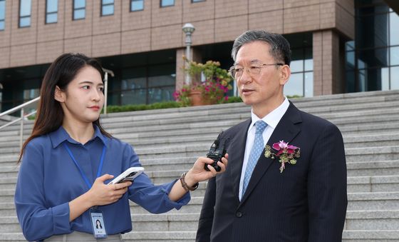 취재진 질문에 답하는 정성호 장관