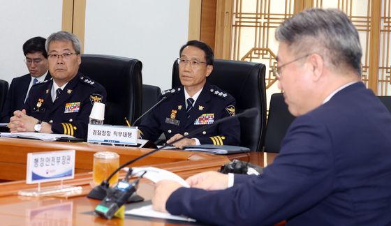 윤호중 장관 발언 듣는 경찰 지휘부