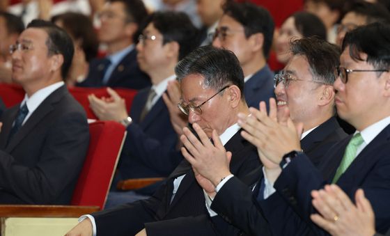 생각에 잠긴 정성호 장관