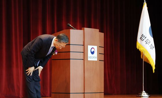 직원들에게 인사하는 정성호 장관