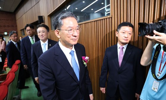 이임식장 나서는 정성호 장관