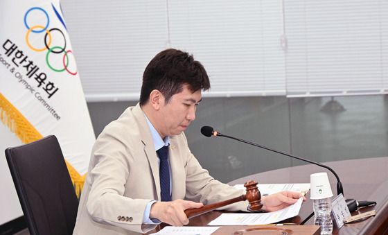 의사봉 두드리는 유승민 대한체육회 회장