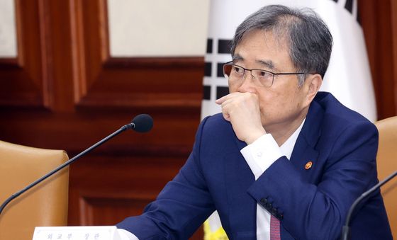 생각에 잠긴 조현 장관