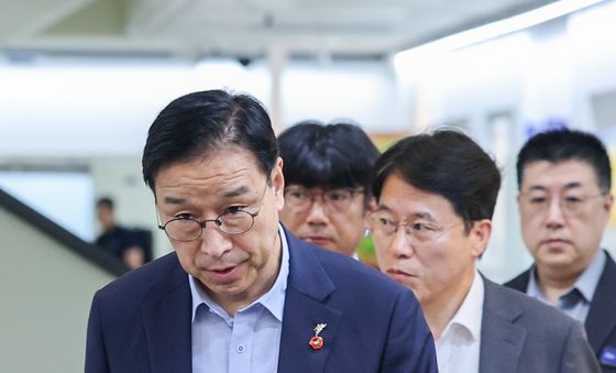 회의 입장하는 위성곤 제주지사