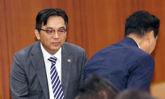 인사하는 박정성 통상교섭본부장