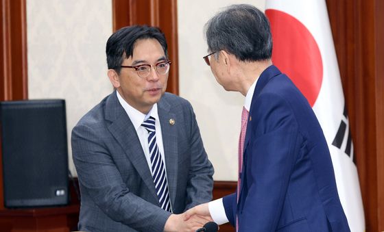 조현 외교부 장관과 인사하는 박정성 통상교섭본부장