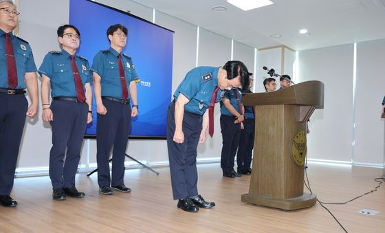 고개 숙여 사과하는 고평기 제주경찰청장