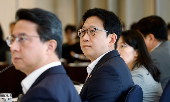 발제 경청하는 배경훈 부총리