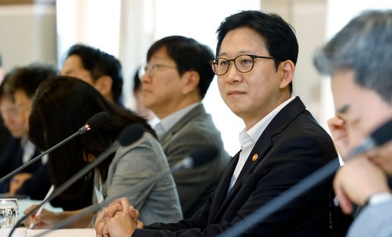 참석자 소개 영상 바라보는 배경훈 부총리
