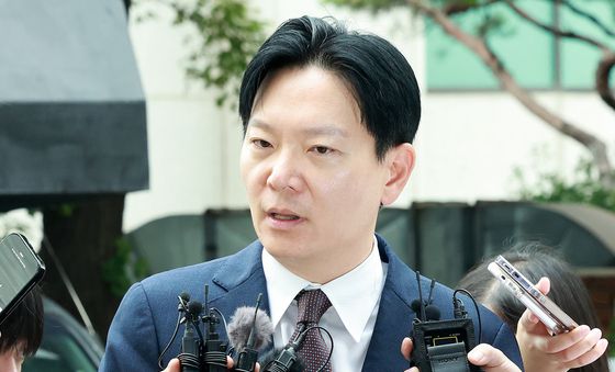 경찰 출석하는 박상용 검사