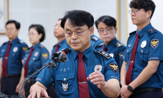 굳은 표정의 고평기 제주경찰청장