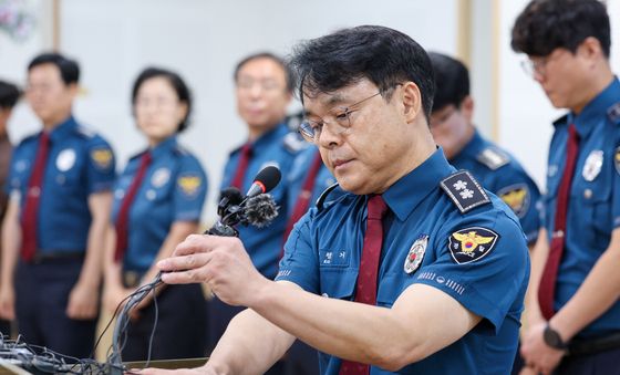 굳은 표정의 제주경찰청장